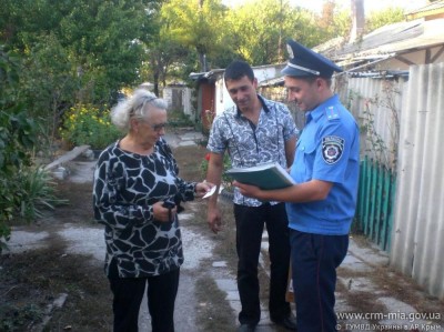 В Кировском районе участковые познакомились с жителями (фото пресс-службы ГУ МВД Украины в Крыму)