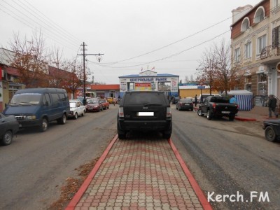 В Керчи авто ставят прямо на тротуарах 