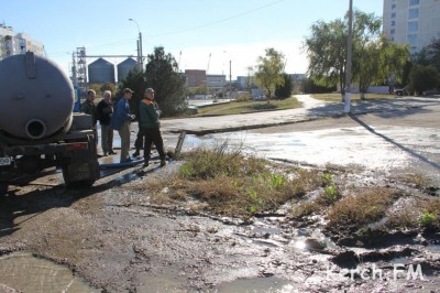 В Керчи авто провалилось в яму