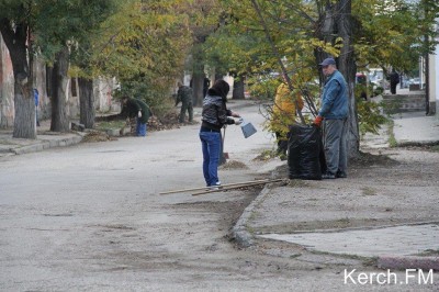 В Керчи снова бюджетники на уборке