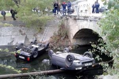 В Крыму два авто упали в реку