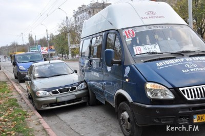 В Керчи маршрутка врезалась в легковушку