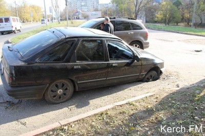 В Керчи авто оказалось в люке