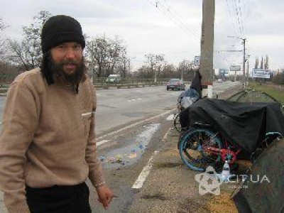 В Симферополе ставят палатки на остановках