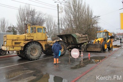 В Керчи прорвало водопровод в центре