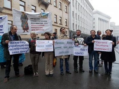 Осенью в Киеве проходили акции, во время которых активисты требовали ветировать закон