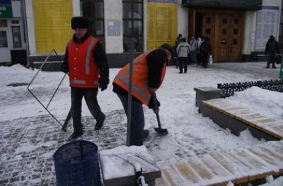 В Крыму дороги посыпают донецким песком