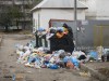 В Симферополе мусор вываливают из баков на дорогу