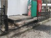 В Крыму водитель влетел в ограду у Доски почета и убежал