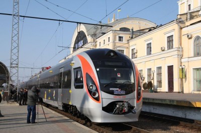 Азаров обещает пустить скоростные поезда в Крым