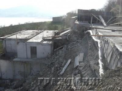 На ЮБК обвалилось шоссе