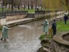 В Симферополе по реке бродили люди в зеленых костюмах (фото)