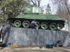 В центре Симферополя красят танк (фото)