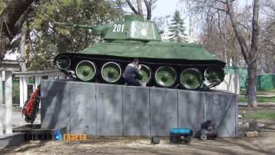 В Симферополе красят танк