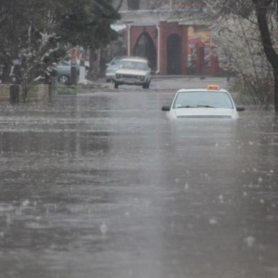 В Евпатории дождь топит машины