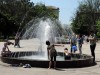 С наступлением жары крымчане полезли в фонтаны (фото)