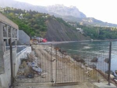 Прокуратура добьется сноса скандального забора в Крыму