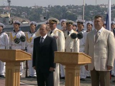 Путин и Янукович поздравили Севастополь с праздником