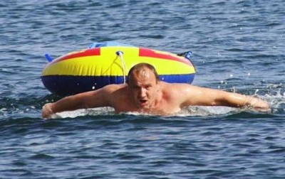 Крымского пловца не пустили в Сирию