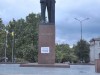 Аноним приклеил плакат к памятнику Ленину в Симферополе (фото)