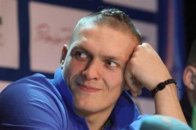 Усик подписал профессиональный контракт