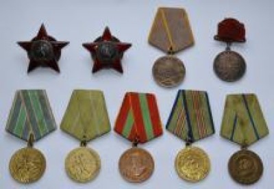 В Крыму таможенники задержали медали и ордена