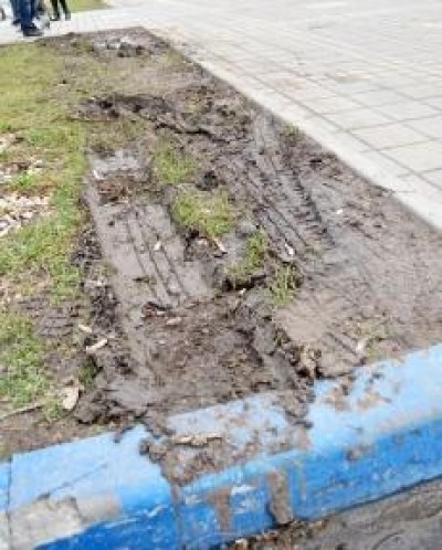 В Симферополе мэрия гоняет паркующихся на газонах