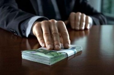 Земельный чиновник в Крыму сел за взятку